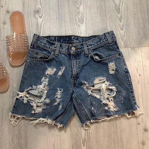 Levi's Pants - Distressed Levi Shorts 🦋